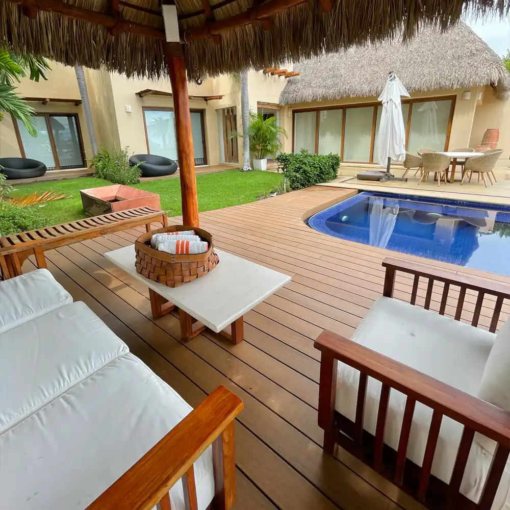 Terraza en alberca de plastimadera